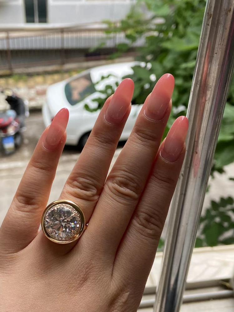 Primiana 2025 New Classic Style18K Gold 7ct Round Shape Side Stone Lab Diamond Rings Girlfriend Gif