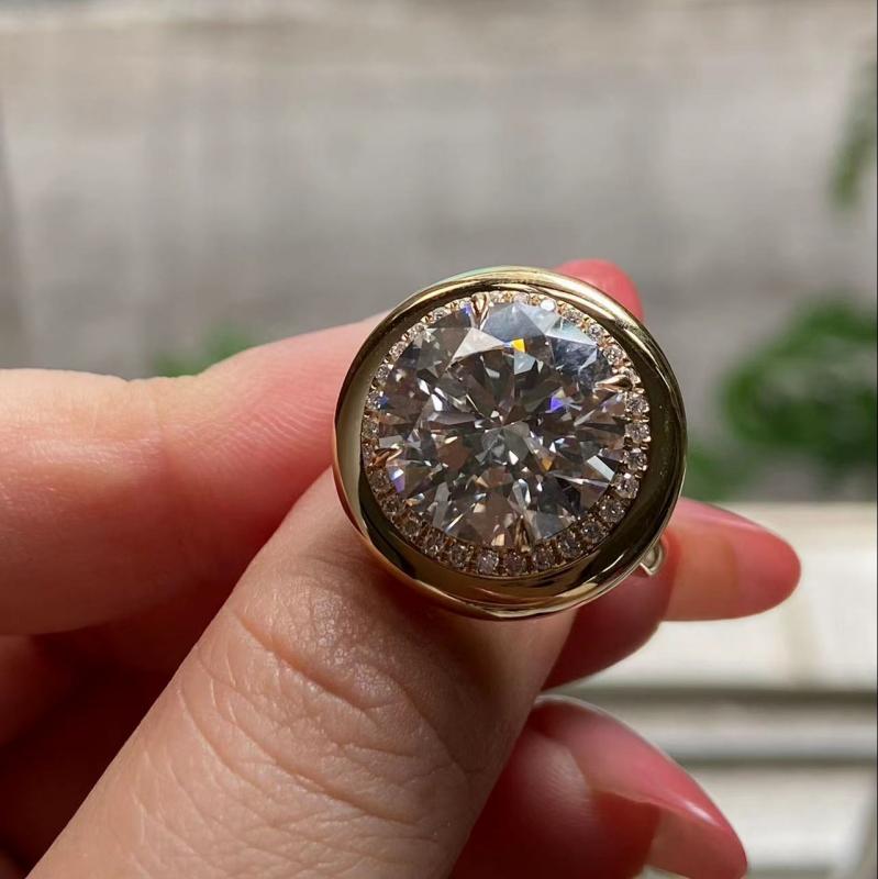 Primiana 2025 New Classic Style18K Gold 7ct Round Shape Side Stone Lab Diamond Rings Girlfriend Gif