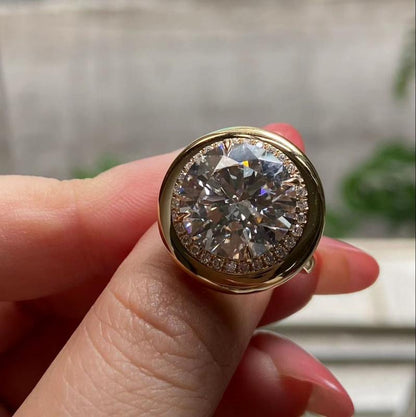 Primiana 2025 New Classic Style18K Gold 7ct Round Shape Side Stone Lab Diamond Rings Girlfriend Gif