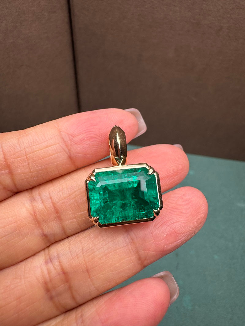 Pirmiana 9K yellow gold 11.20ct lab grown emerald pendant