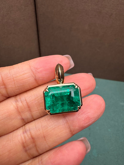 Pirmiana 9K yellow gold 11.20ct lab grown emerald pendant