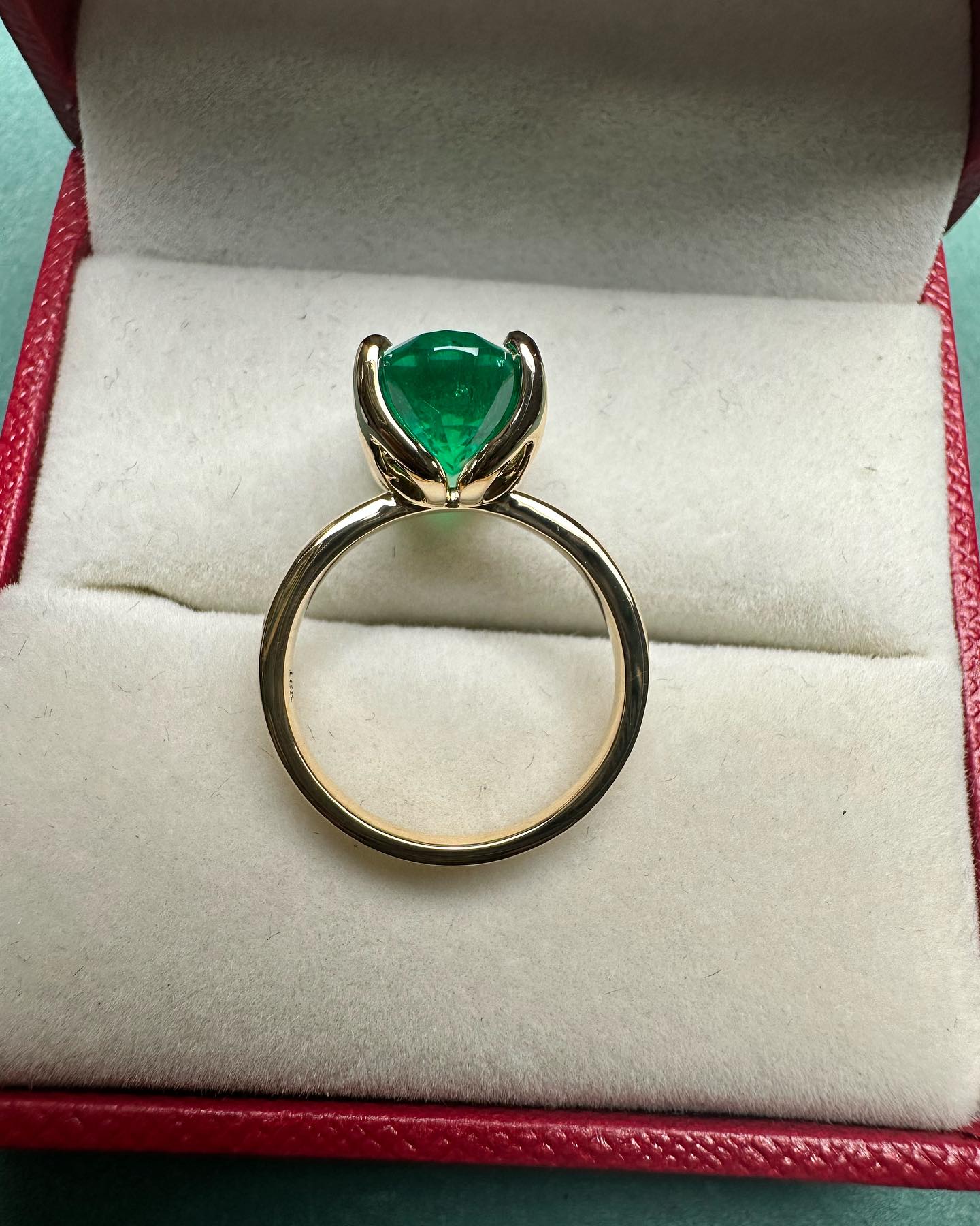 18K yellow gold 3.0ct lab grown emerald ring